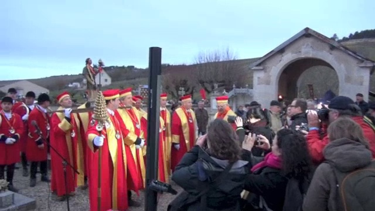 Saint-Vincent de Bourgogne à Irancy : la descente au flambeaux, le monument aux morts au cimetière et le défilé