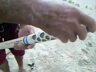 Adam Kumsaldan Bakın Nasıl Tatlı Su Çıkarıyor! Yok Böyle Bir