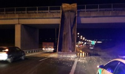 Damperinin Açıldığını Fark Etmeyen Sürücü Üst Geçite Çarptı