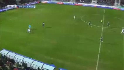 Seul face au but vide, un joueur de Malaga rate l'immanquable