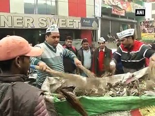 Undeterred AAP clears garbage off roads in Delhi