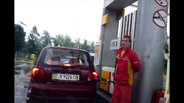 Женщины на заправке. Подборка авто приколов