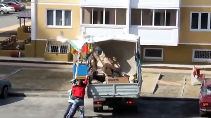 Веселый Ветер играет с людьми -