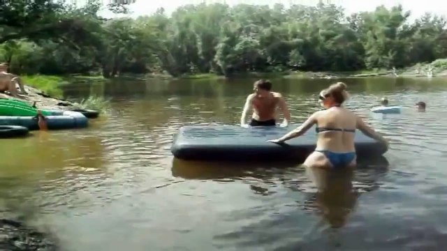 Летние забавы с надувным матрасом на озере