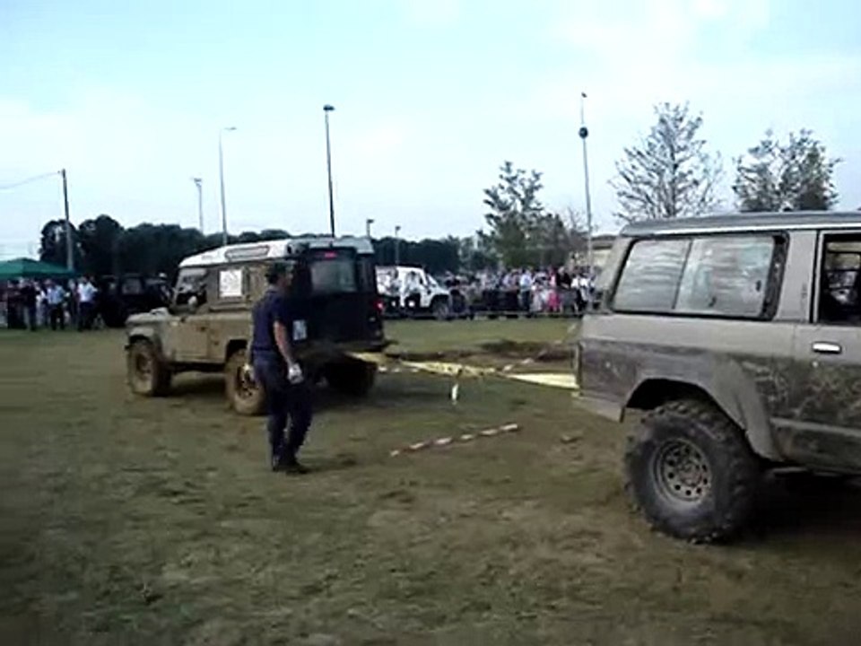 Автомобили, кто сильнее- Nissan Patrol vs Land Rover Defender