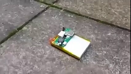 Cosa succede tragliando con un coltello la batteria di un cellulare