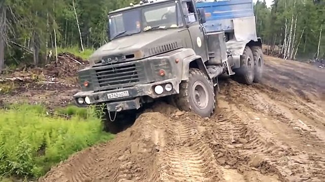 Автомобиль КрАЗ 260 преодолевает тяжелое бездорожье в грязи