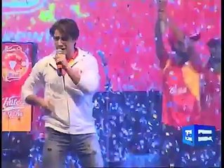 پاکستان سپر لیگ کیلئے اسلام آباد یونائیٹڈ کا ترانہ علی ظفر کی آواز میں - ali zafar sining islamabad united anthem