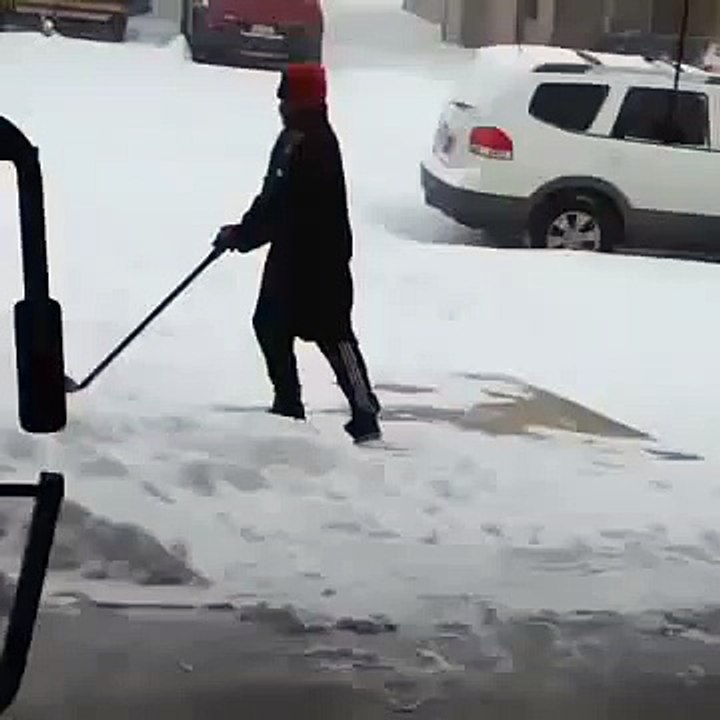 Ìóæèê ïîäñêàëüçûâàåòñÿ 9 ñåêóíä.