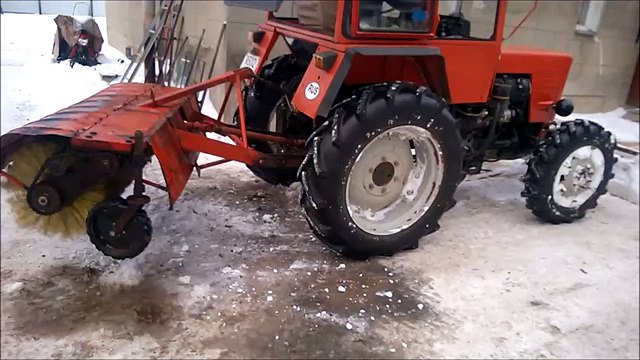 Трактор ВТЗ Т 30 А80 Владимирец чистит снег