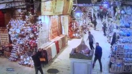 Mısır Çarşısı'nda Silahlı Şahıs Paniği Kamerada