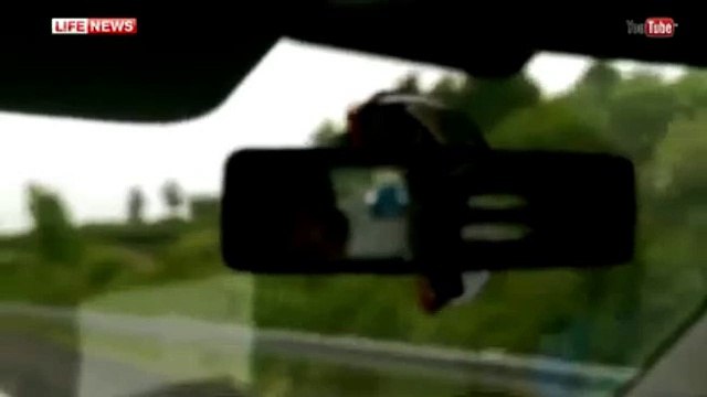 Трактор обгоняет машину на скорости 100 км-ч