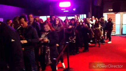 Alice on the roof en showcase privé à Imagix Mons - La file pour rencontrer l'artiste