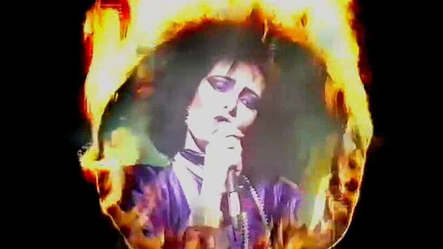 SIOUXSIE & THE BANSHEES – WHEELS ON FIRE Lip sync ('Razzmatazz', ITV UK, 02 Jan 1987)