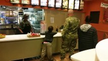 Un soldat américain paye un repas à 2 enfants pauvre affamés!