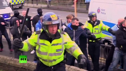 Violences au Royaume-Uni : des antifascistes se heurtent à l’extrême droite à Douvres