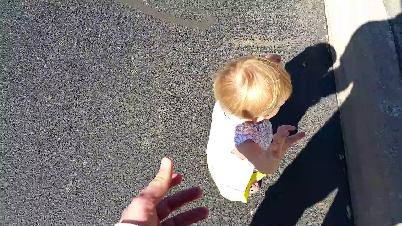 Une fillette terrifiée par son papa qui fait des ombres d'oiseaux sur le sol... Trop mignon