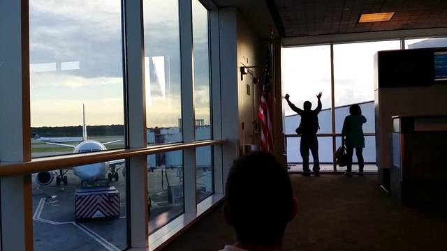 Un couple a raté son avion et fait des signes au pilote pour qu’il les fasse embarquer