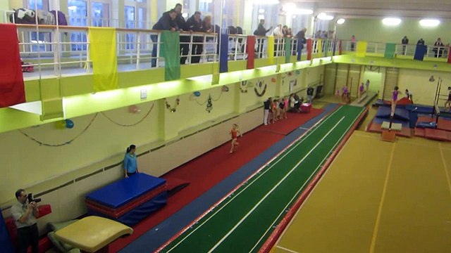 Аня, спортивная гимнастика, опорный прыжок (20.12.2011)