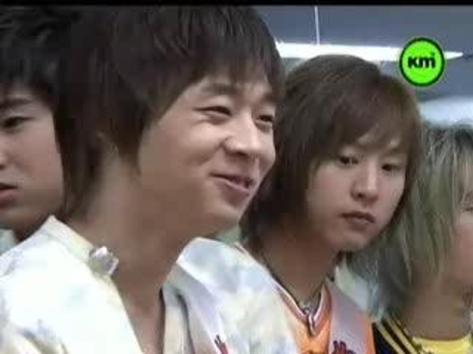 DBSK - Xiah Caught Eating