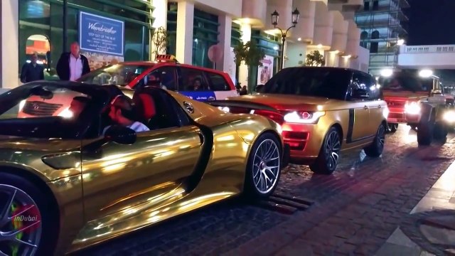 Золотые авто на улице Дубая in Dubai ОАЭ