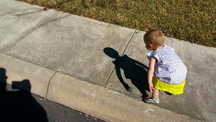 Un papa s'amuse à faire peur à sa fille avec son ombre