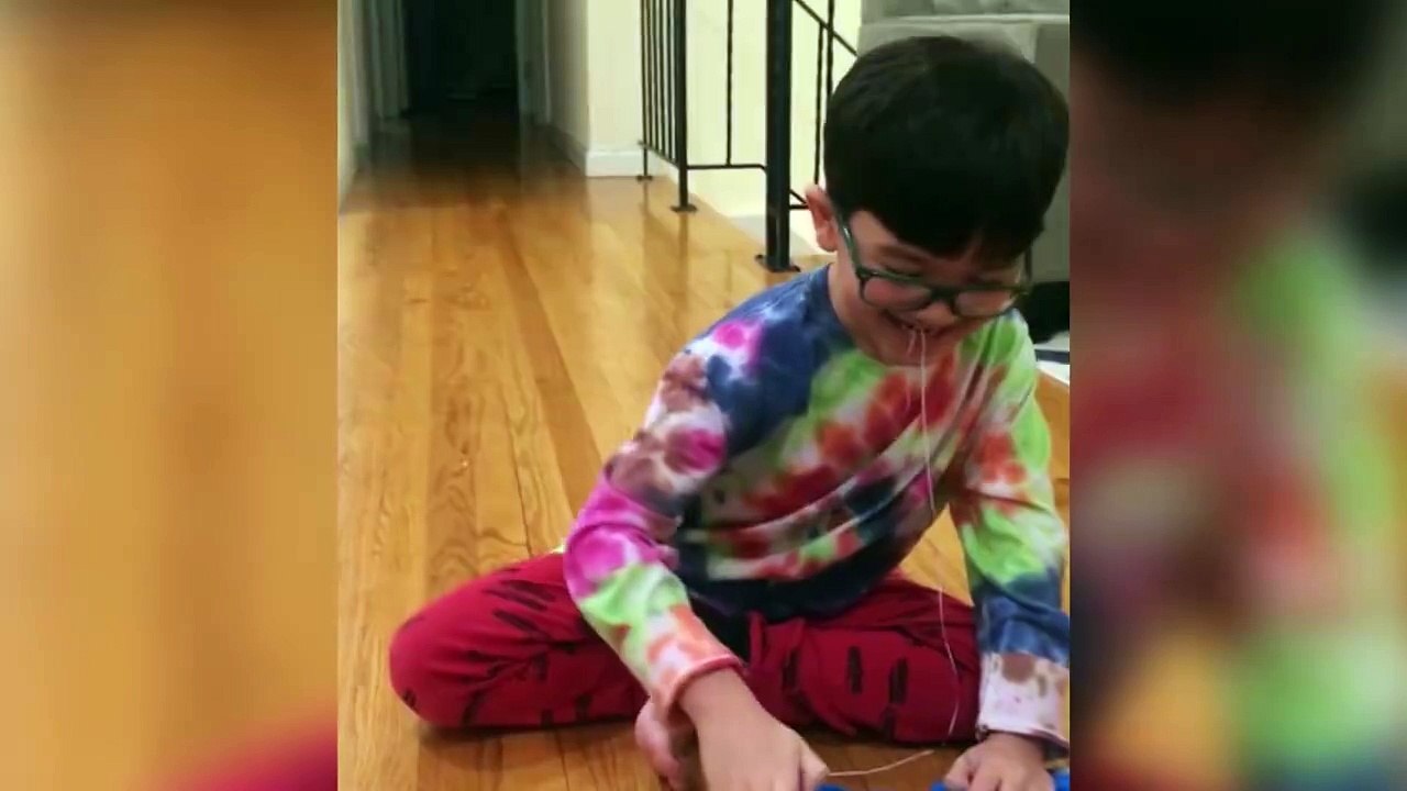 Drôle de façon d'arracher une dent à un enfant