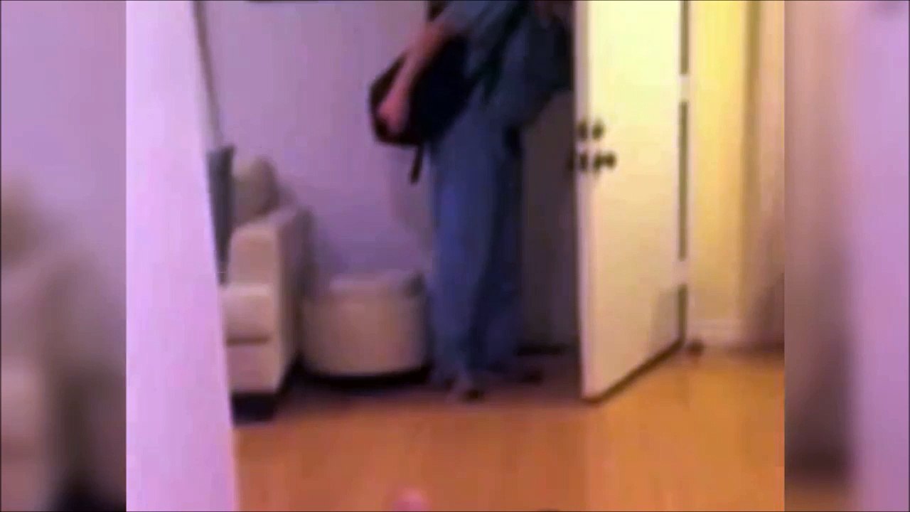 Un bébé met un gros vent à son papa... Trop mignon