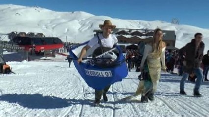 Soğuk Havada Buzlu Havuza Atladılar