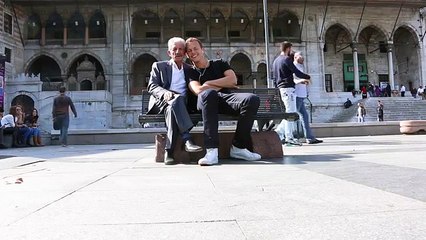 İstanbul'a Gelen Youtuber'ın Yanında Tepki Vermeden Dakikalarca Öylece Duran Dayı