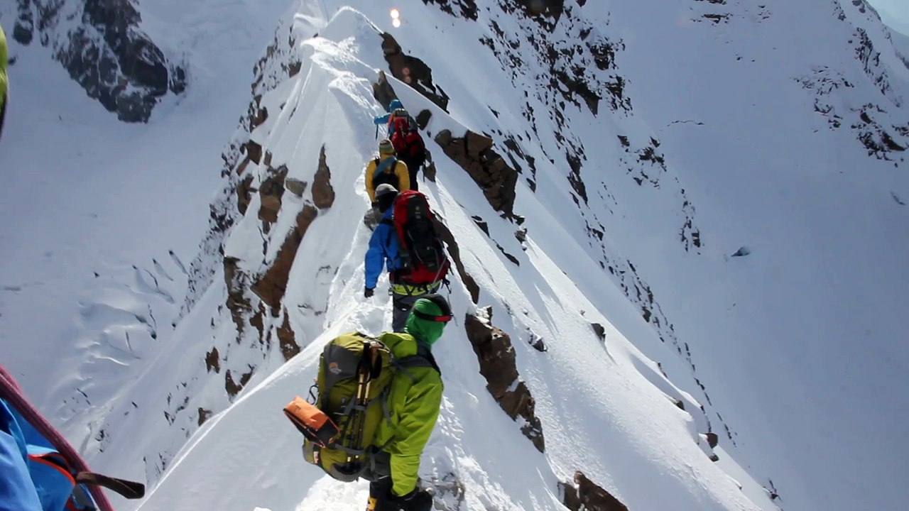 BELLE ARETE DANS LA TRAVERSEE DU LYSKAMM (4527M, SUISSE)