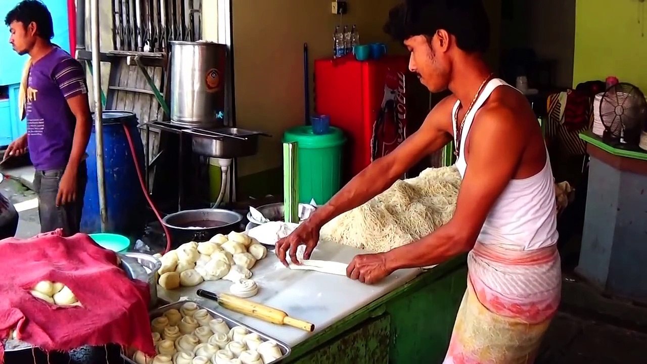 Street Food Of Kolkata  Art Of Preparing The Famous Lachchha Paratha