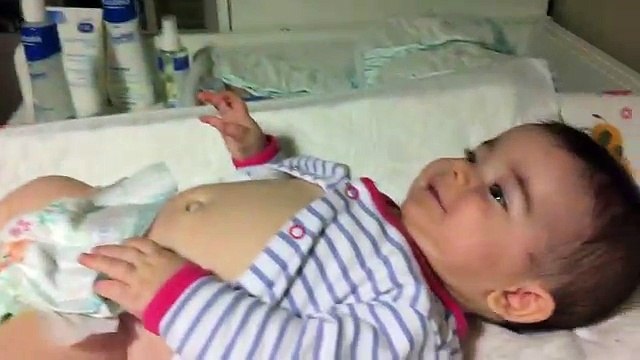 Çok komik bebek bezi değiştirme - Bebek gülüyor