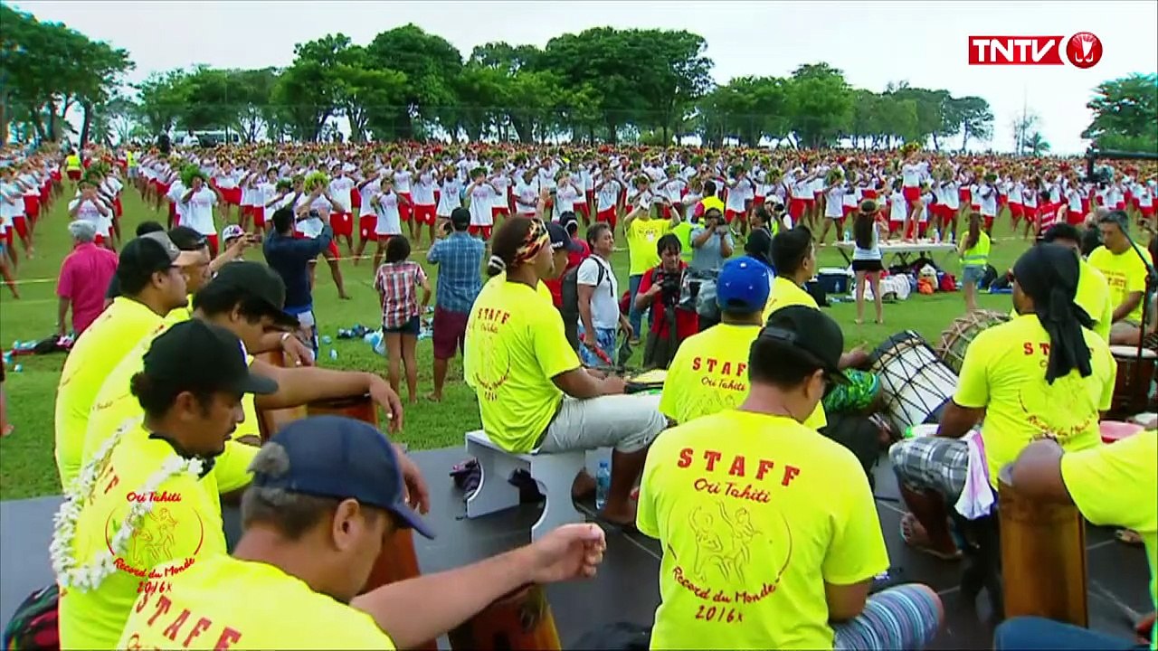 3000 Tänzer schwingen Hüften zu Ori Tahiti