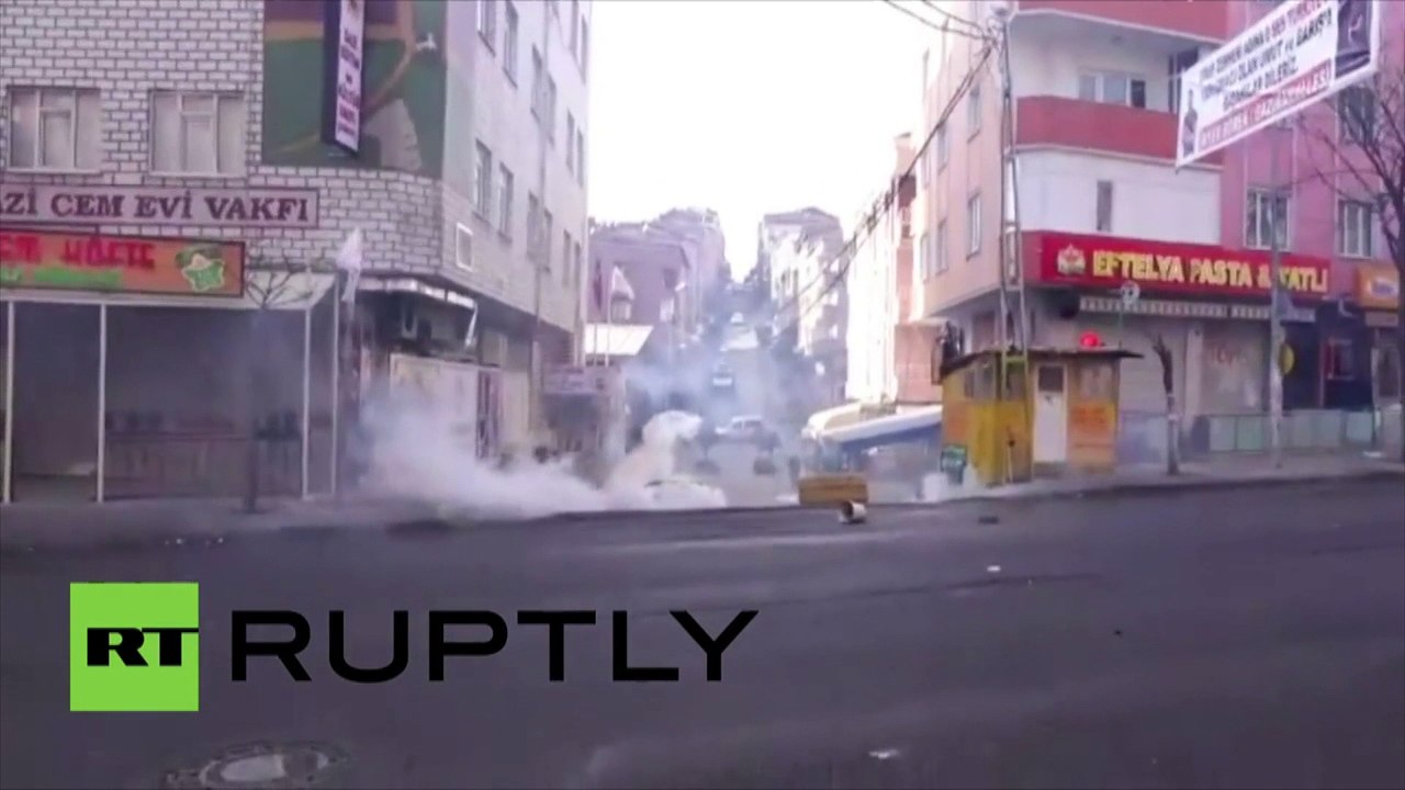 Turquie : gaz lacrymogène et canon à eau en pour dissiper une manifestation pro-kurde à Istanbul