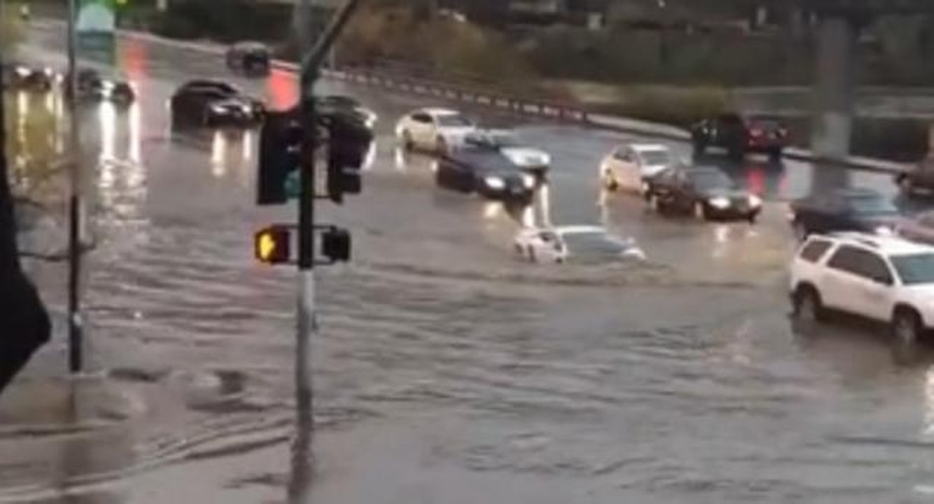 Lamborghini cruza avenida inundada con el agua casi al techo
