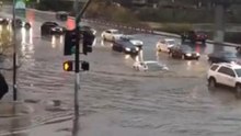Lamborghini cruza avenida inundada con el agua casi al techo
