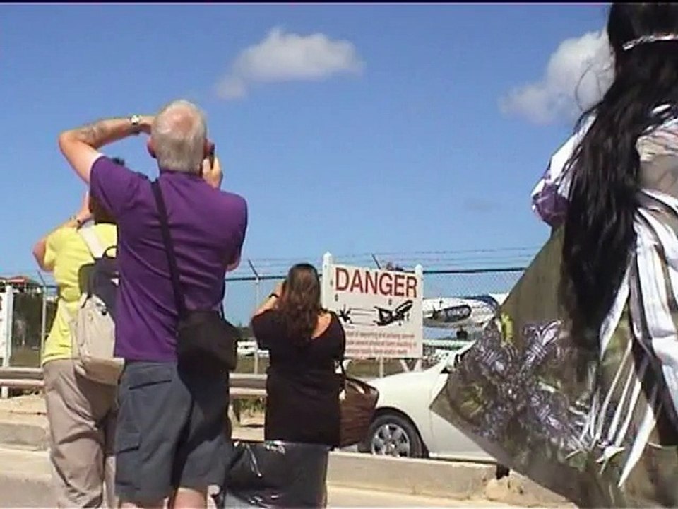 Amazing Plane landing and take-off footage at Maho Beach St Maarten
