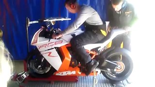 RC8 van R. Lindemans op testbank van Wijk motoren Zoetermeer