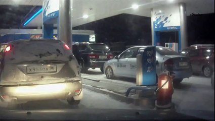 В Сургуте женщина подожгла на заправке свой автомобиль