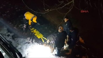 Düzce - Köprüden Dereye Atlayan Suriyeli'yi Polisler Kurtardı