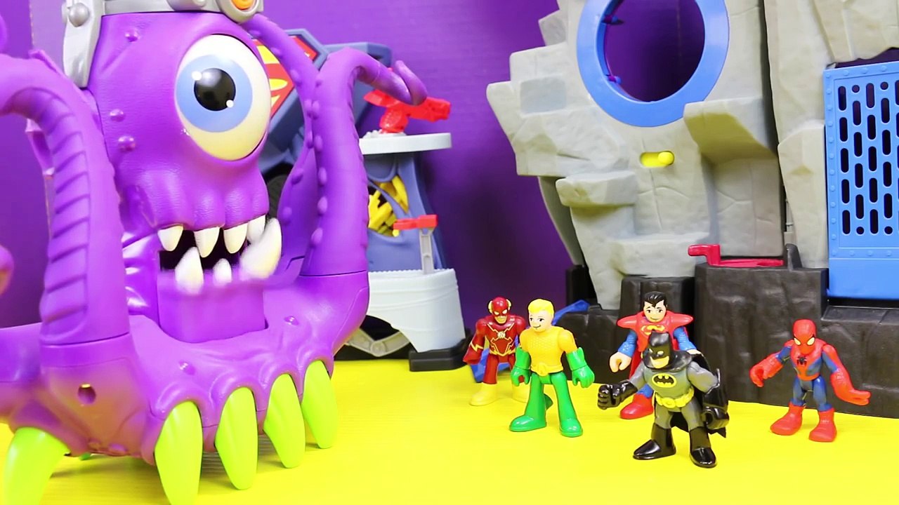 Batman and Superman vs Imaginext Giant Alien Octopus and Spiderman and The Flash Stand By