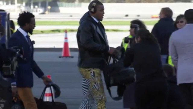 Broncos, Panthers Arrive for Super Bowl