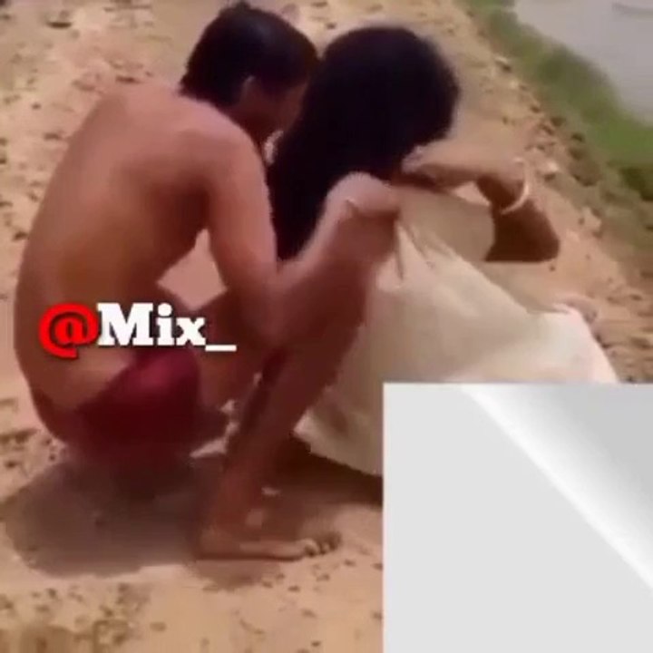 Amazing Leaked Video of Desi Peoples | کھلے میدان میں یہ کیا کر رہی ہے