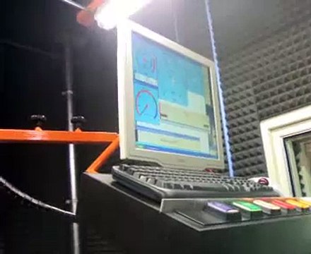 Twins zipje op testbank, raar gestotter