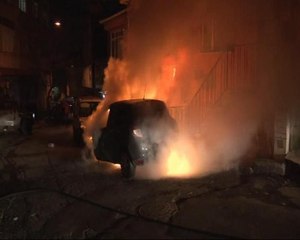 Okmeydanı'nda 4 araç kundaklandı