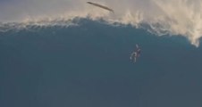 Korku dolu anlar kamerada...Dev dalgadan düşen sörfçü ölümden döndü