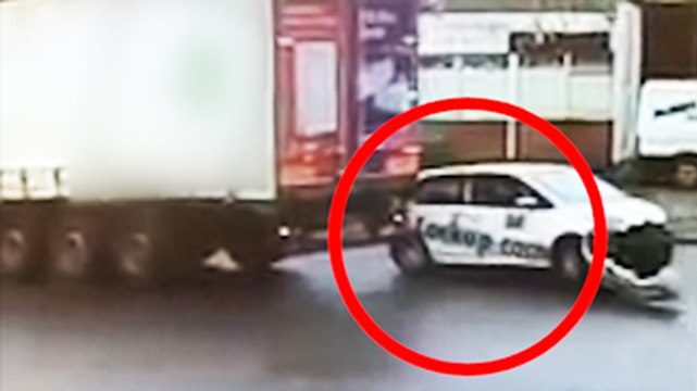 CCTV: Lorry drags parked car around industrial estate unaware it is stuck on the back
