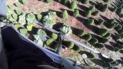 За штурвалом вертолета пилот профи, вертолетчик ас