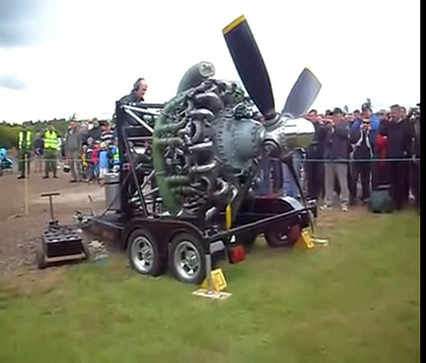 Запуск огромного авиационного винтового двигателя, круто!!